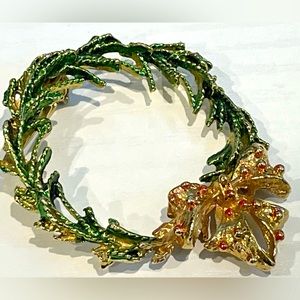 🎄 🎅🏼 Vintage gold tone wreath with bow pin holiday Christmas